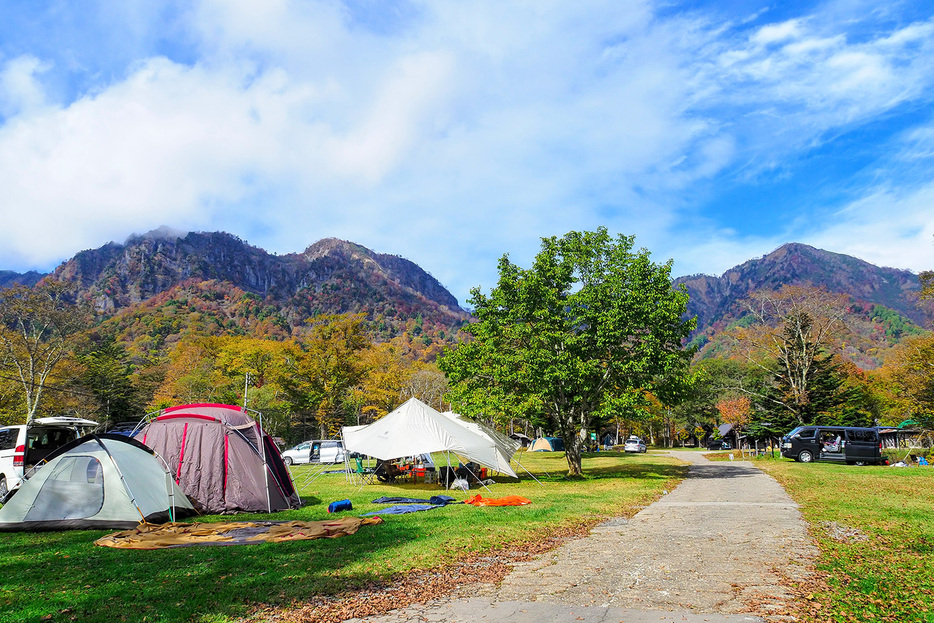 山々が色付きはじめた秋のキャンプ場