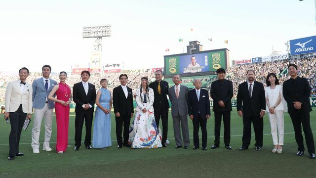 甲子園100周年記念セレモニーは豪華な顔ぶれ(写真:時事)