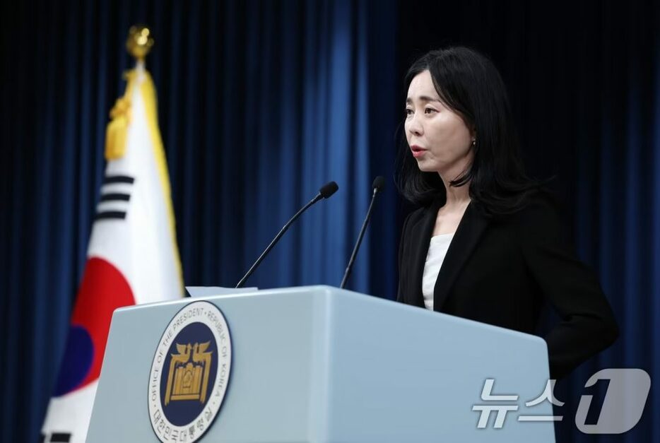 23日、ブリーフィングをするチョン・ヘジョン韓国大統領室広報担当(c)news1