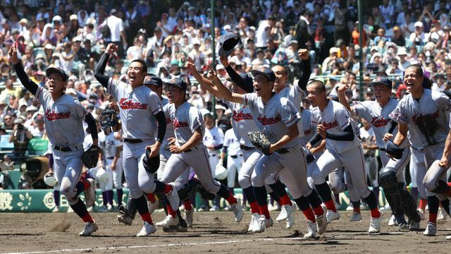 京都勢68年ぶりの優勝を決めた京都国際(写真：時事)