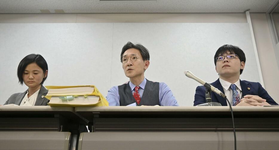 記者会見する山岸忍氏の代理人弁護士ら＝8日午後、大阪市