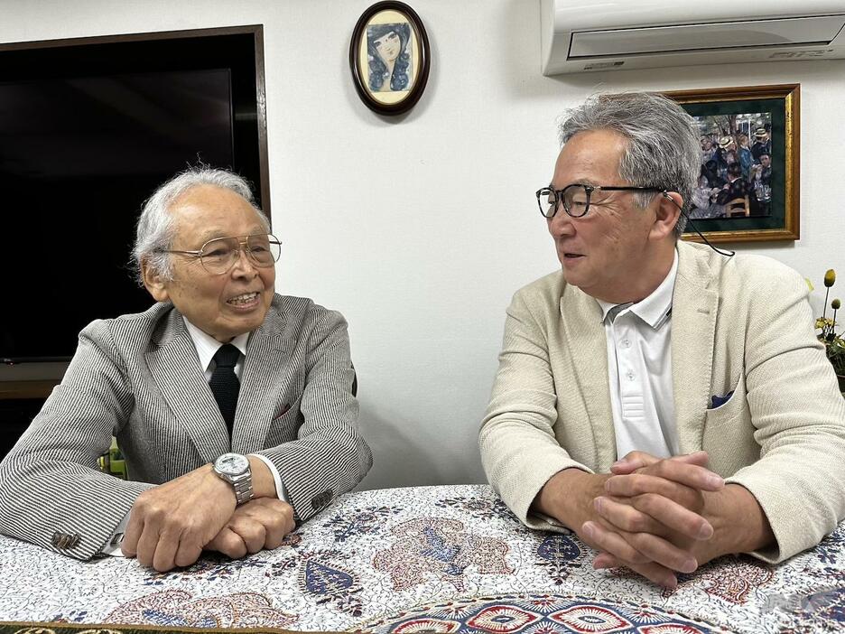 小口泰平芝浦工大名誉学長（左）と清水和夫さん（国際自動車ジャーナリスト）