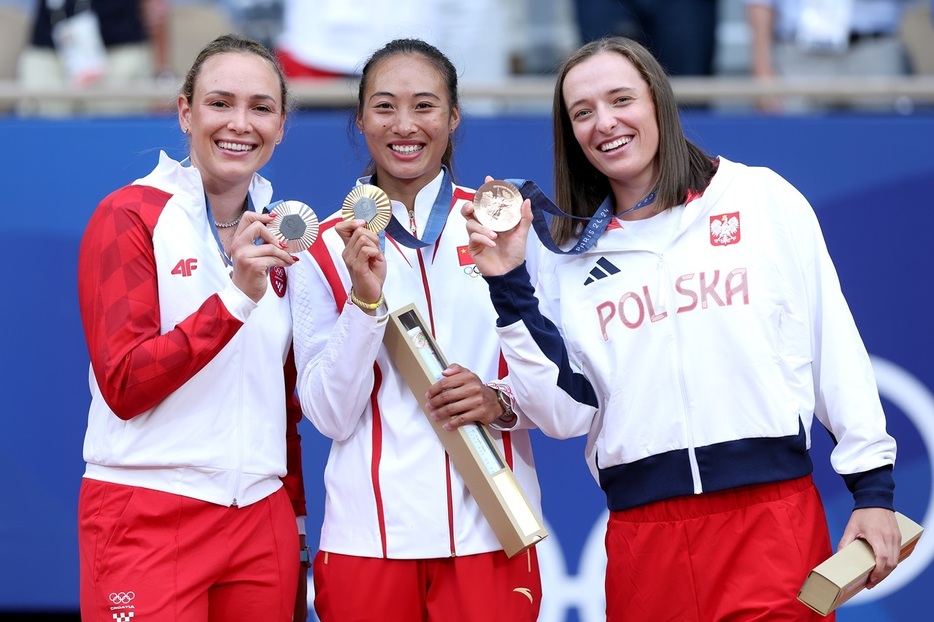 写真は女子シングルス金メダルのジェン・チンウェン（中国／中央）、銀メダルのドナ・ベキッチ（クロアチア／左）、銅メダルのイガ・シフィオンテク（ポーランド／右）（Getty Images）