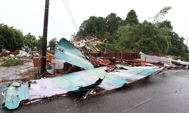 竜巻とみられる突風の影響で倒壊した倉庫＝２８日午後４時１５分、宮崎市佐土原町下那珂