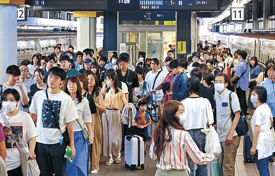 帰省客で混雑する北陸新幹線ホーム＝１０日午前１１時１０分、金沢駅