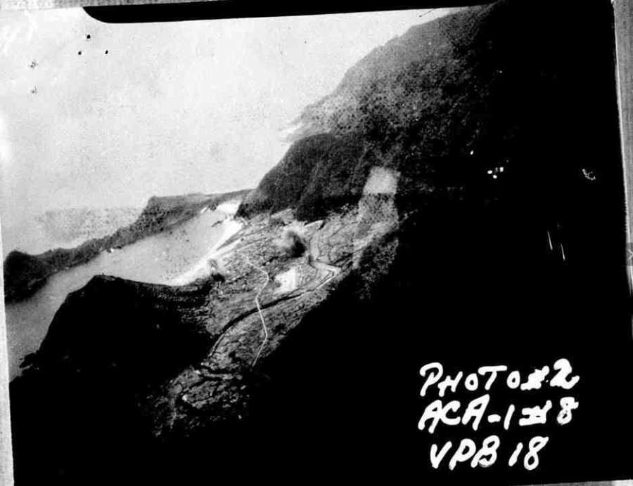 米軍機が撮影した一湊の空襲写真。１９４５年４月２４日とみられる（出典Ｎａｔｉｏｎａｌ　Ａｒｃｈｉｖｅｓ、眞邉一近特任教授提供）