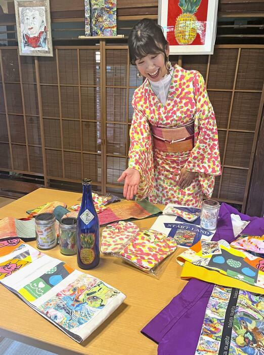 障害者が描いた絵を用いた商品を紹介するベソラウスキー阿里耶さん＝6月、埼玉県川越市