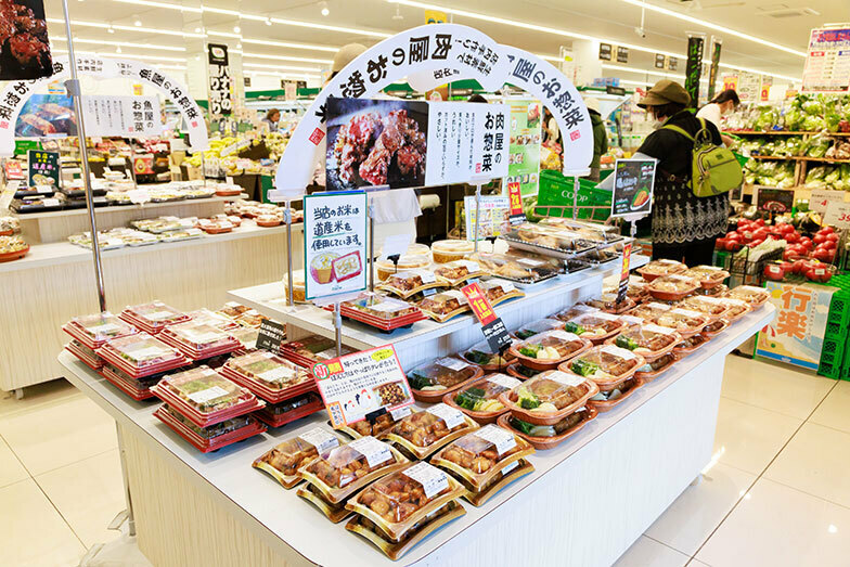 コープさっぽろの店内へ入ると、まず目につくのはお惣菜や弁当のコーナー。魚や肉の部門がそれぞれつくる新鮮な素材を使用したコープオリジナルのお弁当の売上が伸びている。自社で開発したスイーツのブランド「トヨヒコ」「いなぞう」も人気（写真撮影／久保ヒデキ）