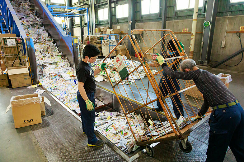 プラスチックトレー、廃油、古着などさまざまなものがエコセンターに持ち込まれる。そのうち9割は紙資源（写真撮影／久保ヒデキ）