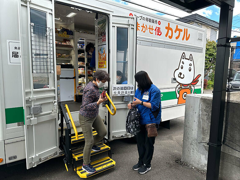 車は数百メートルごとに停車し、停まるたびに車脇のドアが開いて店がオープンする。トラックの中が店舗になっており、脇にドアがついている（写真撮影／甲斐かおり）