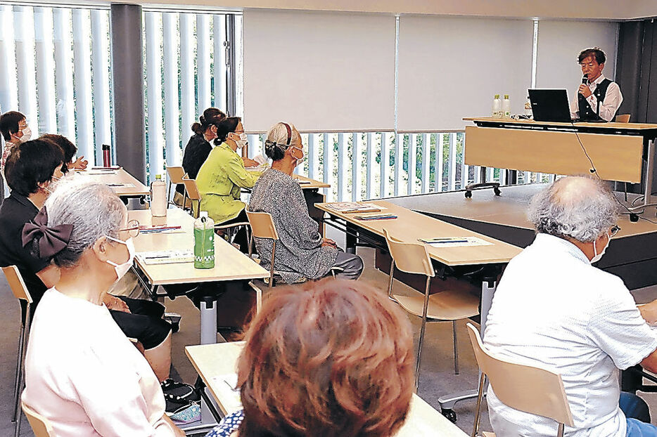 講演する平瀬理事長＝富山新聞高岡会館