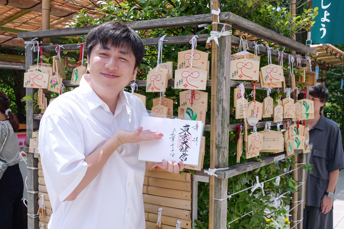 ※御朱印をもらいミストの横で涼しげに微笑む寺内氏。