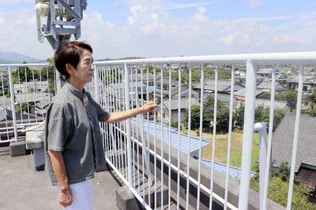 津波避難施設の屋上から住宅街を見る、島山地区自治会の茜ケ久保真由美会長＝１５日、宮崎市