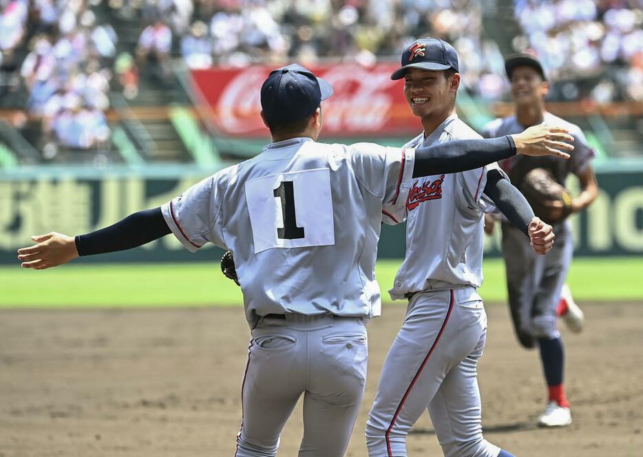 青森山田に勝利し、先発の中崎（1）と喜ぶ京都国際・西村＝甲子園