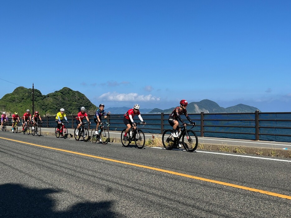 玄界灘の風を受け・地島を向こうにサイクリングする参加者