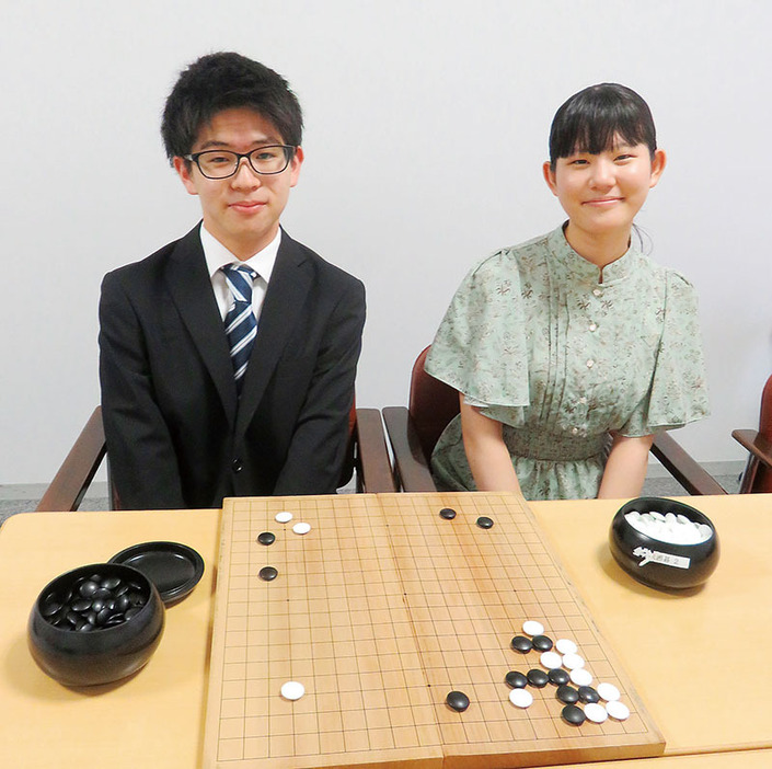 今年誕生した埼玉出身の囲碁棋士、荒井幹太さん（左）と竹下奈那さん＝23日、川口市立中央ふれあい館