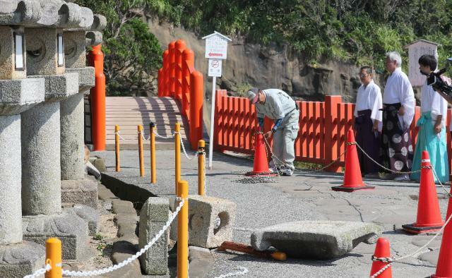 参道脇の石灯籠が倒壊した鵜戸神宮＝９日午前９時２０分、日南市宮浦