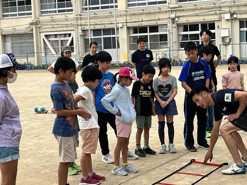 指導する森川稔之さん（右手前）