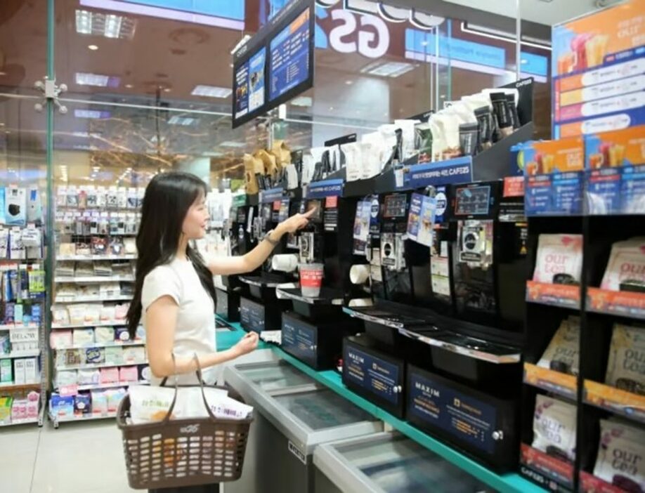 GS25店でコーヒーを買う客＝GSリテール(c)MONEYTODAY