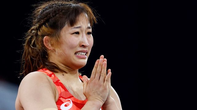 銅メダルを獲得し涙するレスリングの須崎優衣選手(写真：ロイター/アフロ)