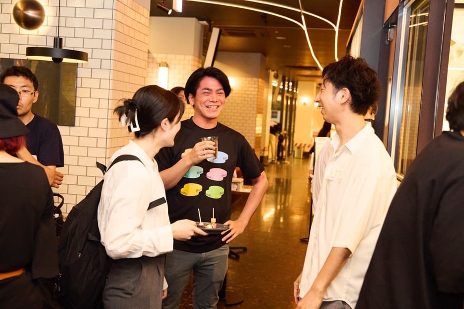 イベント中、参加者と話す谷田さん