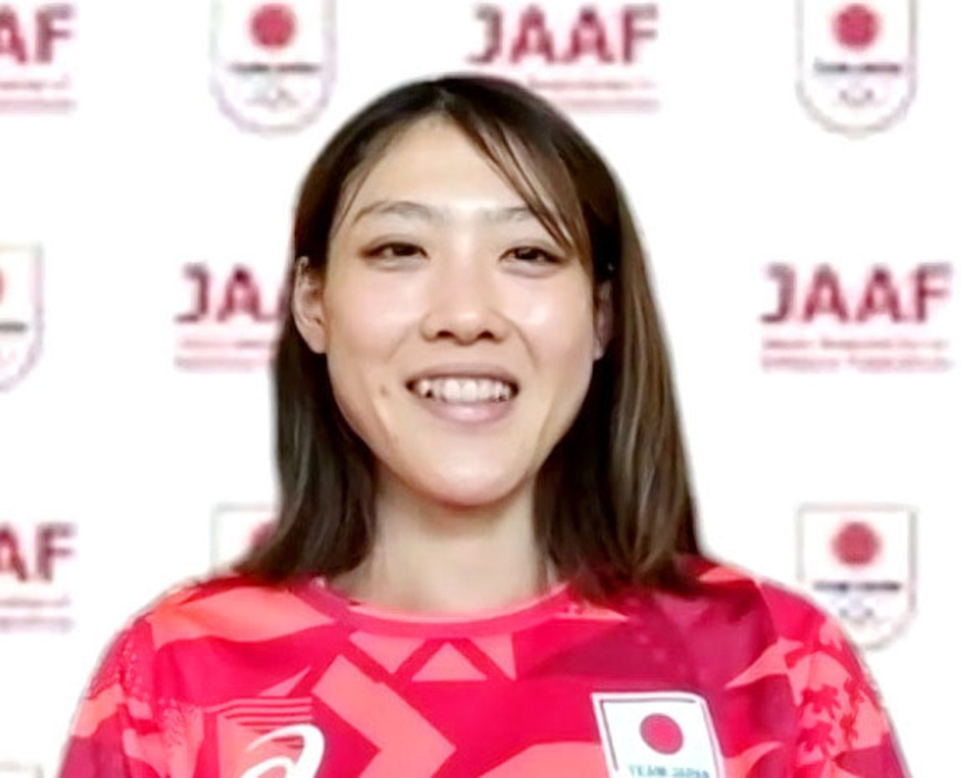 8日、レースに向け、オンラインで取材に応じる陸上女子マラソンの前田穂南（共同）