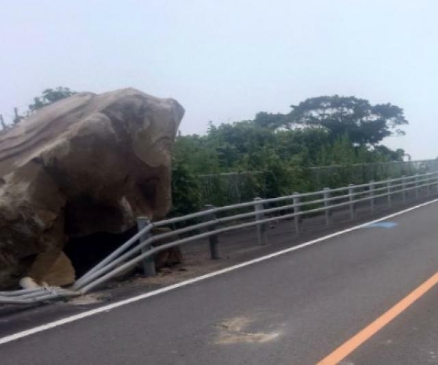 国道２２０号で発生した落石。大きな石がガードパイプを押しつぶし、道路脇で止まった＝日南市（宮崎河川国道事務所提供）