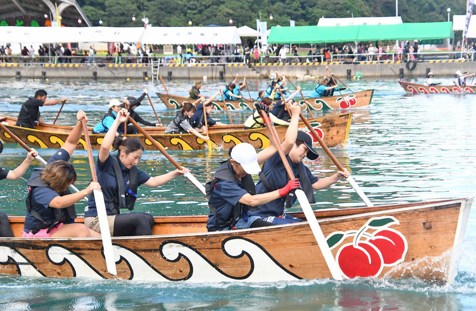 村内外から計59チームが出場したひらとみ祭りの舟こぎ競争＝25日、鹿児島県大和村