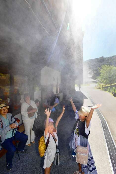 仙巌園内でドライミストに癒やされる観光客ら＝１日午後２時半、鹿児島市吉野町