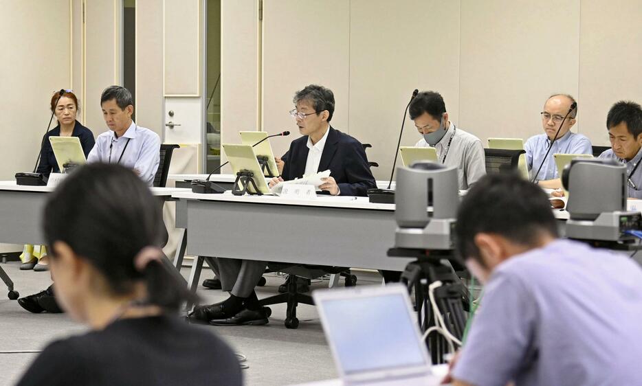 敦賀原発2号機を審査不合格とする「審査書」の案を議論する原子力規制委の定例会合＝28日午前、東京都港区