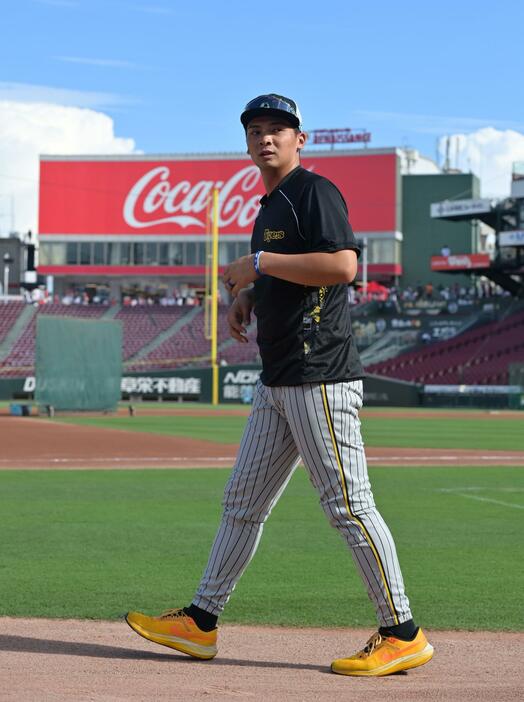 　１軍に合流して球場入りする井上（撮影・立川洋一郎）