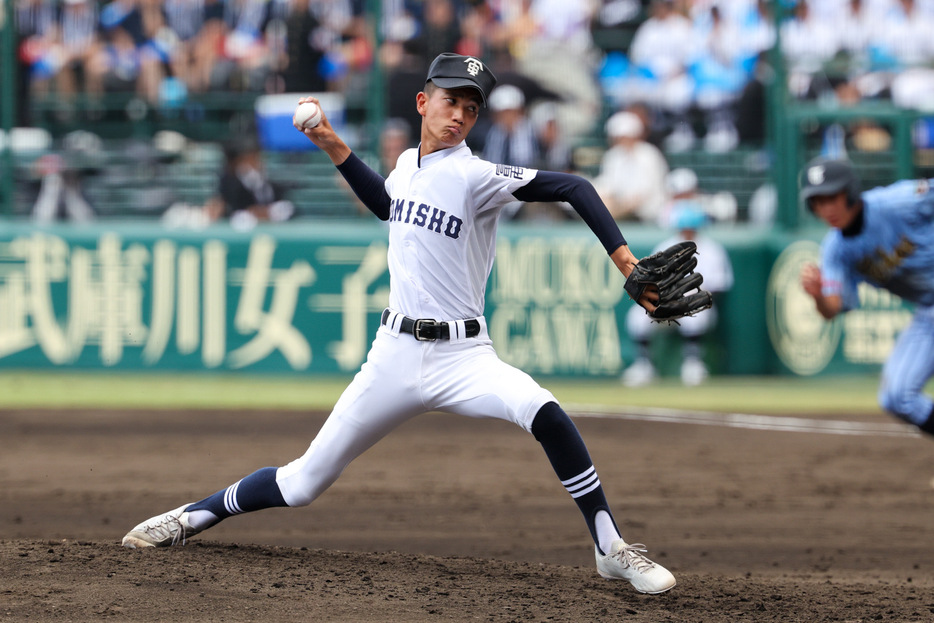 甲子園で制球力を発揮した富山商の山本 心太郎（撮影：太田裕史）