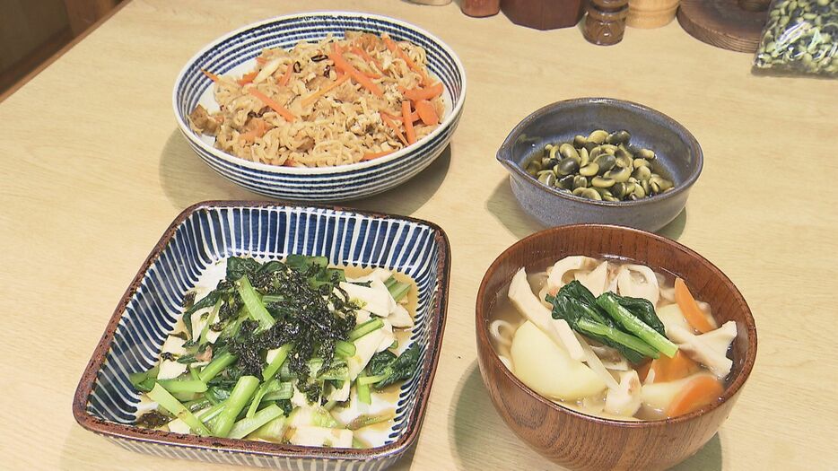 左上：「切り干し大根」、右上：「くらかけ豆のおひたし」、右下：「煮込みうどん」、左下：「小松菜と山芋のおひたし」