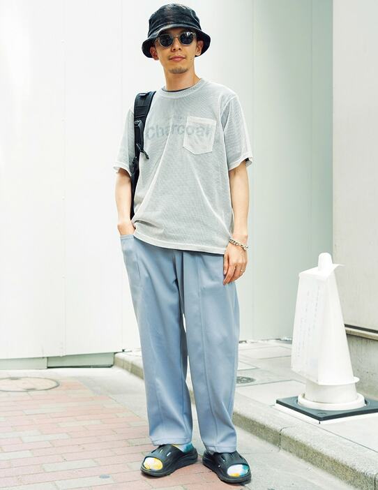 パンツ＝サウス2 ウエスト8　Tシャツ＝ザ・コンスパイアーズ　サンダル＝ホカ　サングラス＝イジピジ