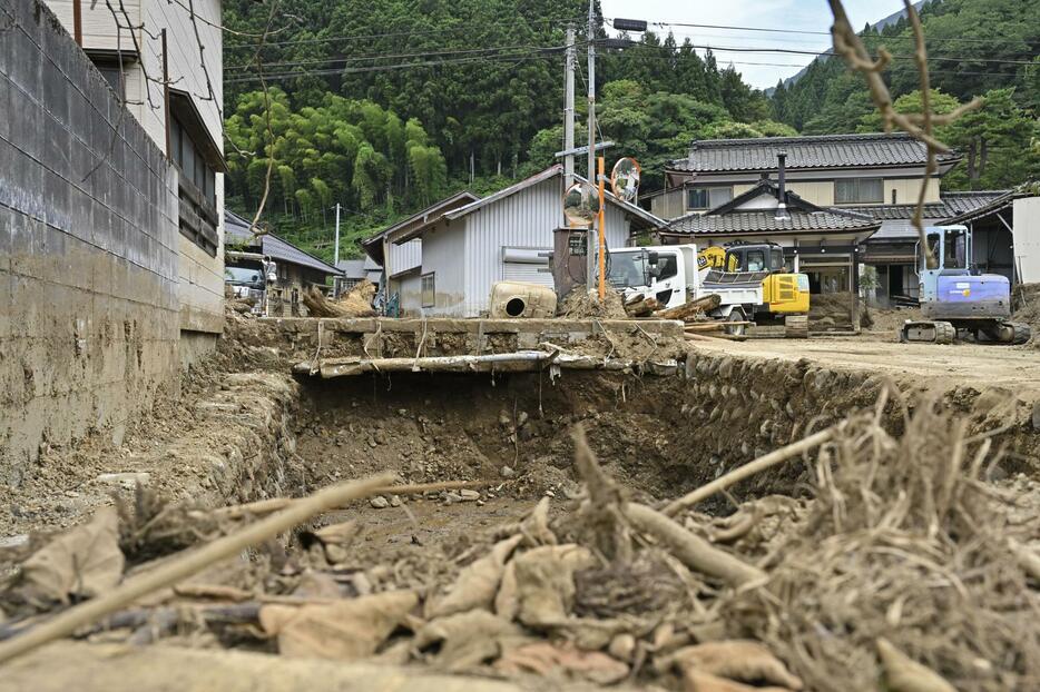 流れ込んだ土砂などが残る山形県酒田市＝22日