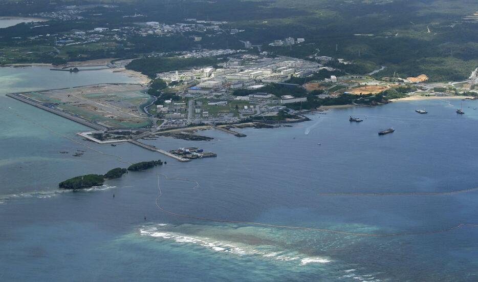 米軍普天間飛行場の移設に向けた工事が続く、沖縄県名護市辺野古沖の大浦湾＝20日（共同通信社機から）