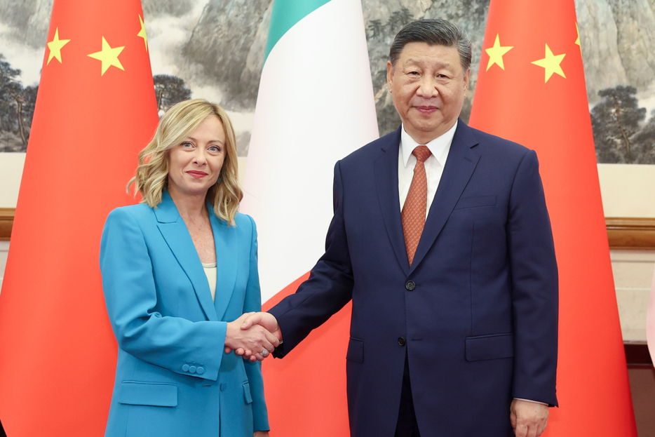 中国の習近平国家主席（右）とイタリアのジョルジア・メローニ首相（新華社/アフロ）