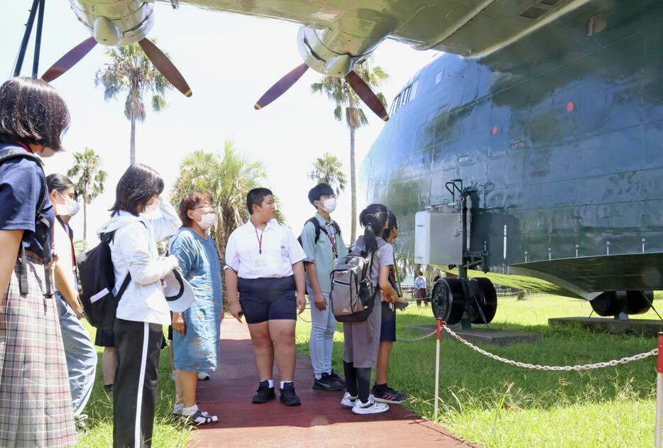 「子ども平和学習ガイド」育成プロジェクトで、鹿屋航空基地史料館を見学する参加者＝25日午後、鹿児島県鹿屋市