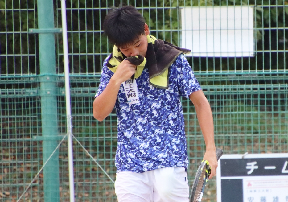 汗を拭う湘南工大附（神奈川）の安藤雄哉選手[画像/tennis365.net]