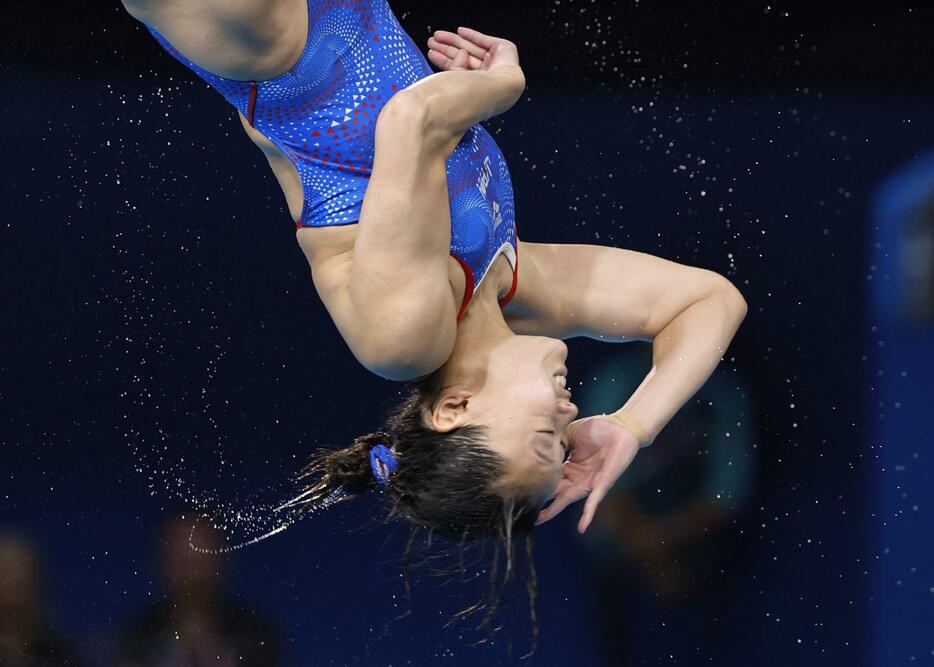 女子板飛び込み予選　演技する三上紗也可＝パリ郊外（共同）