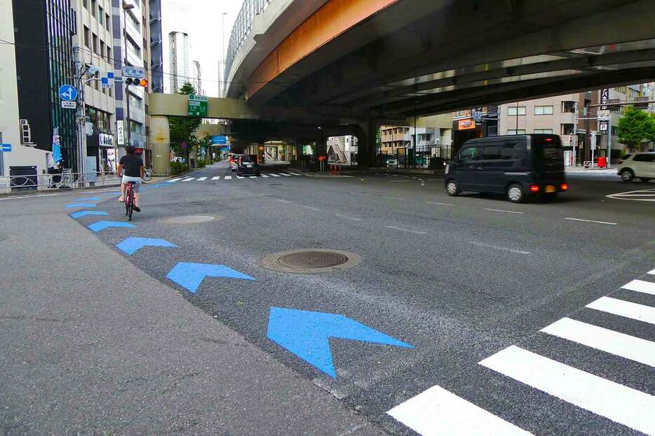 自転車を通行させるためのレーンには、「自転車道」「自転車専用通行帯」「自転車ナビマーク・自転車ナビライン」の3つが存在する。