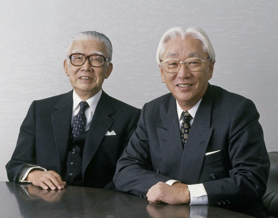 創業者の井深大（左）と盛田昭夫＝1991年