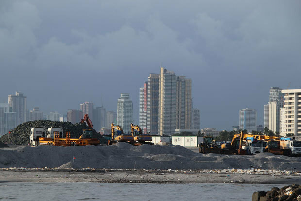 マニラ湾沿いの埋め立て開発で積まれた砂＝2023年、マニラ首都圏パサイ市（ＮＮＡ撮影）