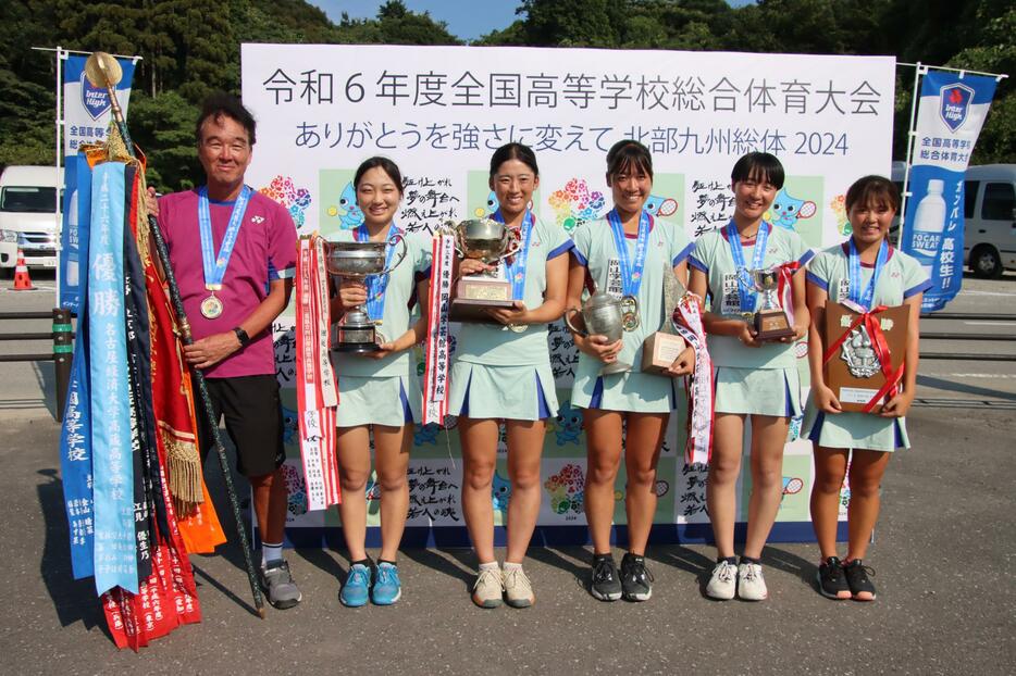 優勝した岡山学芸館（岡山）[画像/tennis365.net]