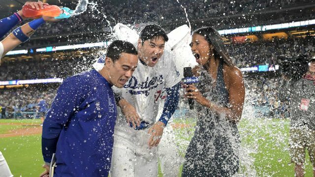 サヨナラ満塁弾を放ちウオーターシャワーで祝福される大谷翔平選手(写真：USA TODAY Sports/ロイター/アフロ)