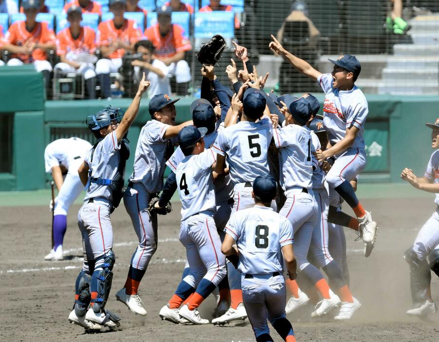 　初優勝を決め、歓喜に沸く京都国際ナイン（撮影・伊藤笙子）