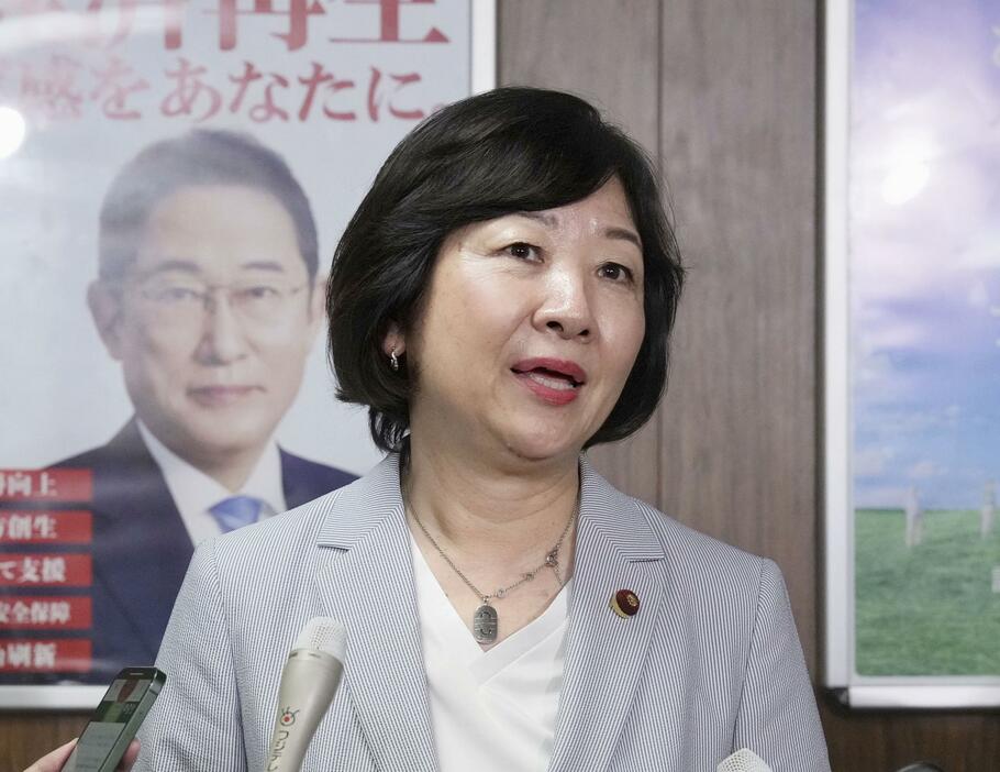 取材に応じる自民党の情報通信戦略調査会の野田聖子会長＝22日午後、東京・永田町の党本部