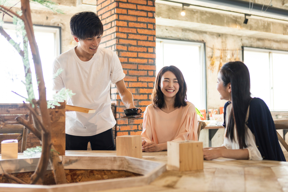 高校生の息子のアルバイト収入が「年103万円」を超えてしまった！ 親の「扶養」から外れてしまうの？ 税金や健康保険料への影響を解説