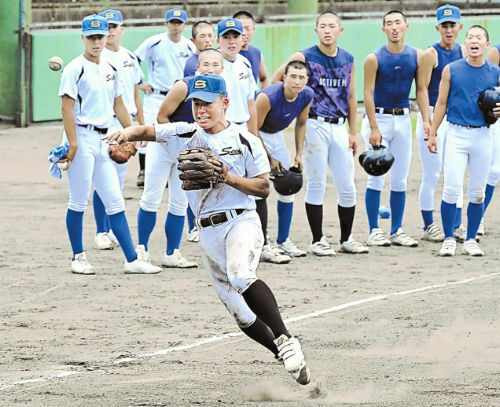 初戦に向けて守備練習をこなす聖光学院の選手