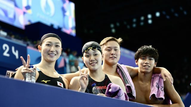 混合メドレーリレーのメンバーと笑顔の池江璃花子選手（写真：日刊スポーツ/アフロ）